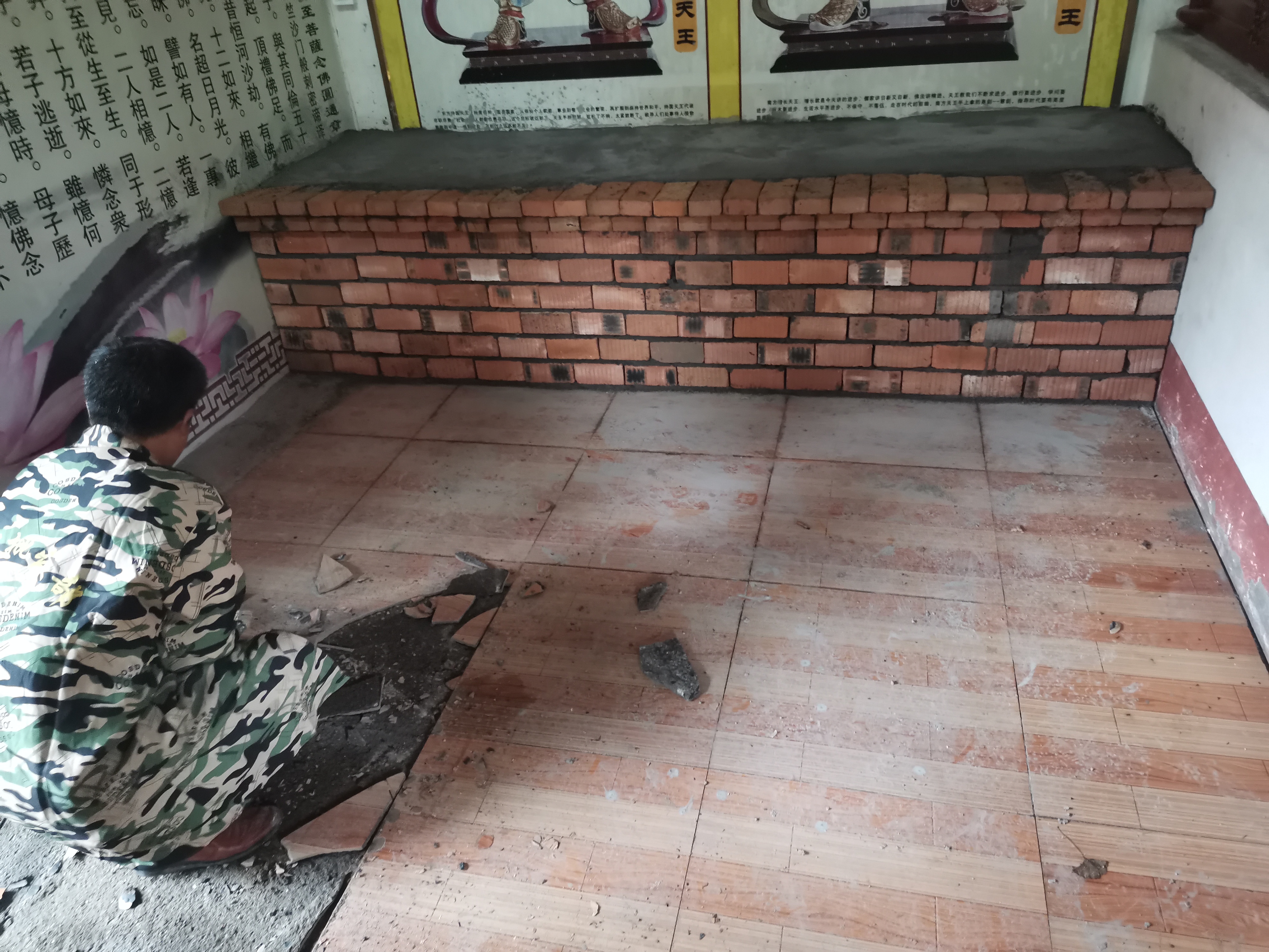2468顺发天王殿铺设地砖及牌匾贴金
